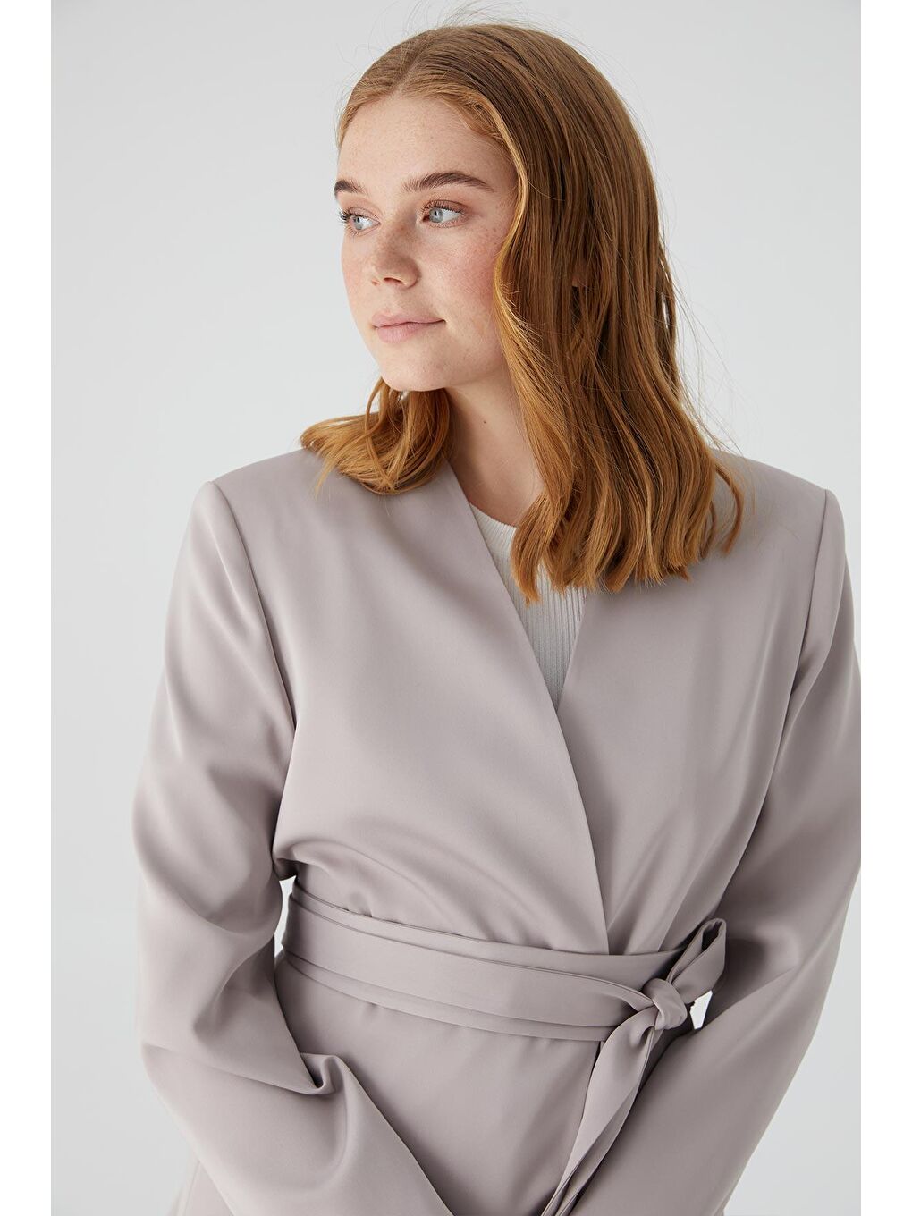 Bej Kemerli Yakasız Saten Blazer Ceket Taş-2