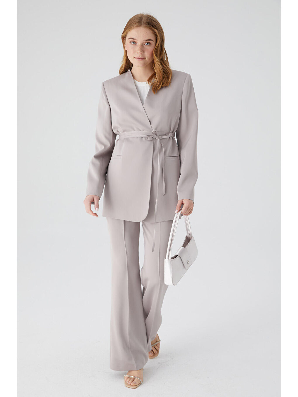 Bej Kemerli Yakasız Saten Blazer Ceket Taş-4