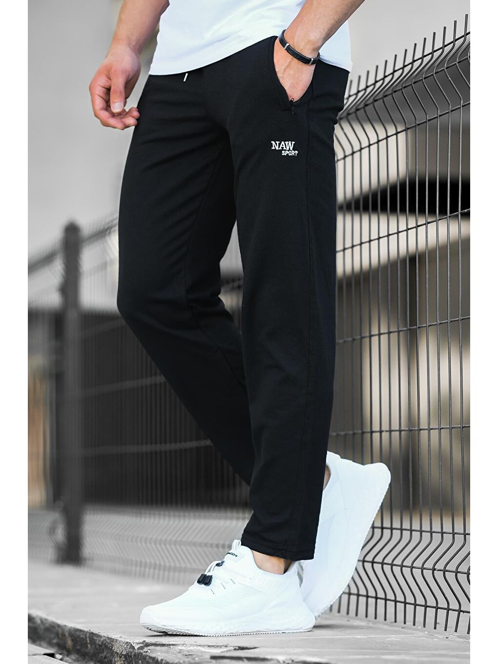 Siyah Carel Düz Paça Nakışlı Erkek Eşofman Altı