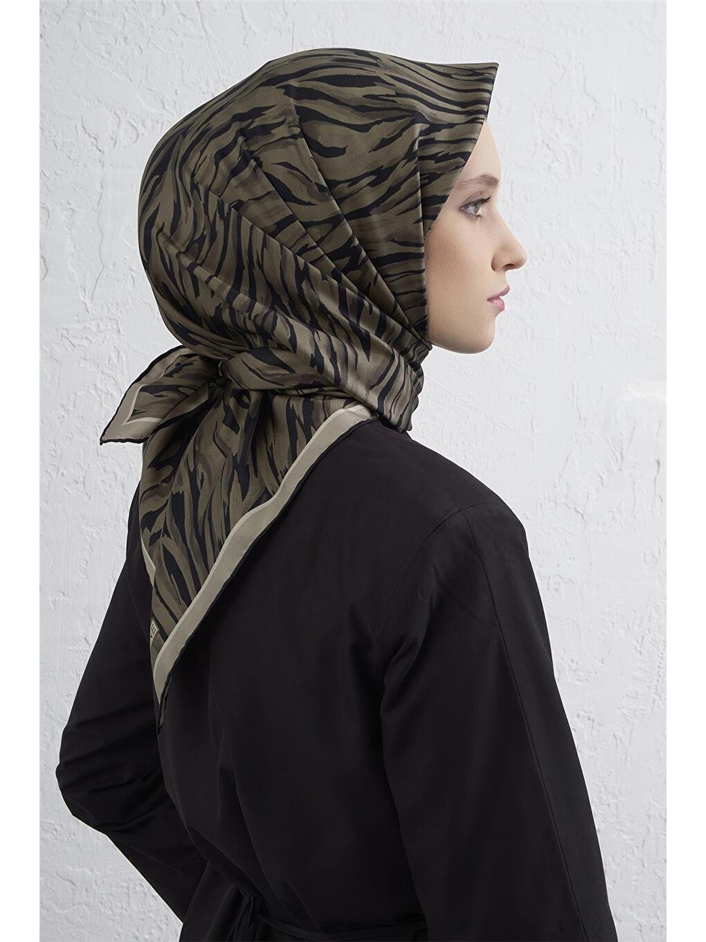 Kahverengi Klasik Desenli Saf İpek Twill Eşarp 9435D 40-2