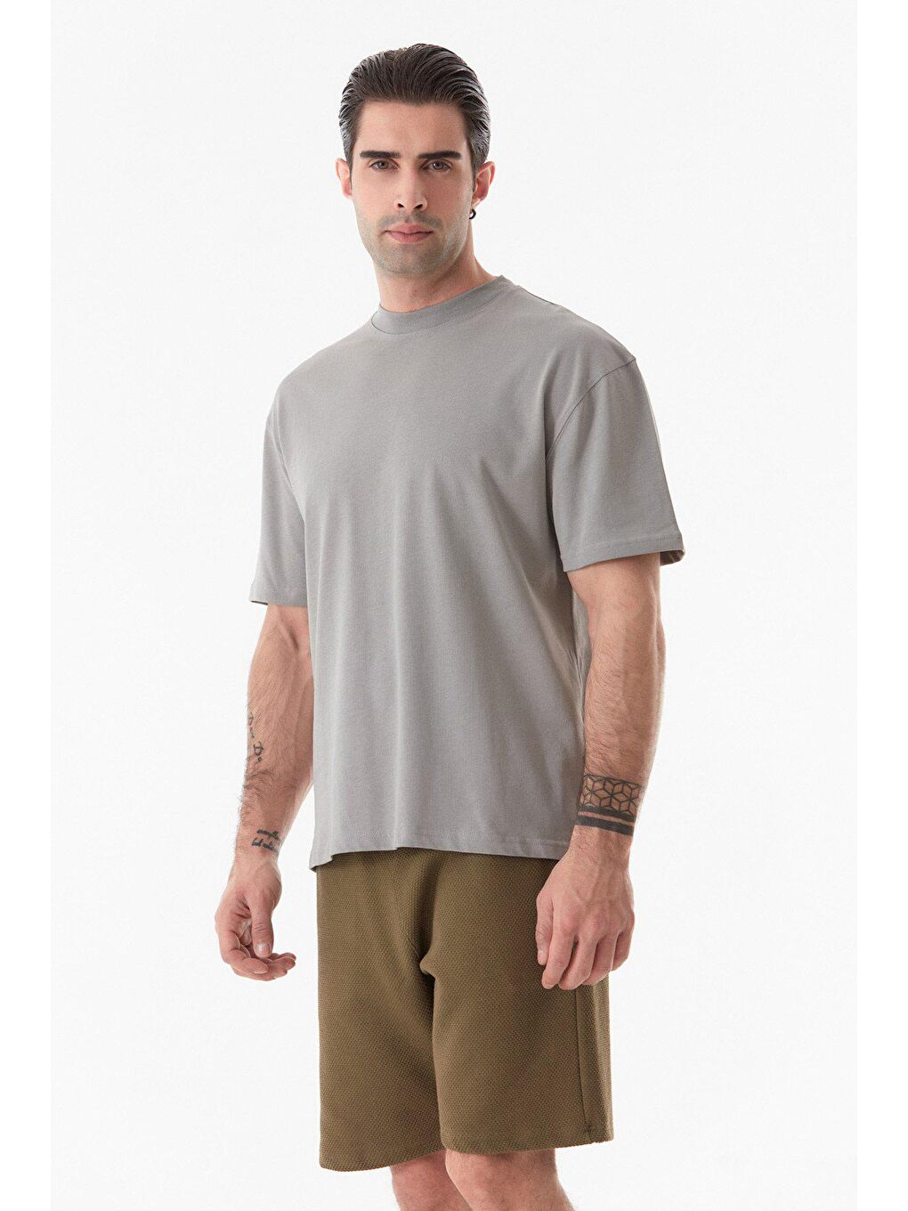 Gri Basic Dik Yaka Tişört-1