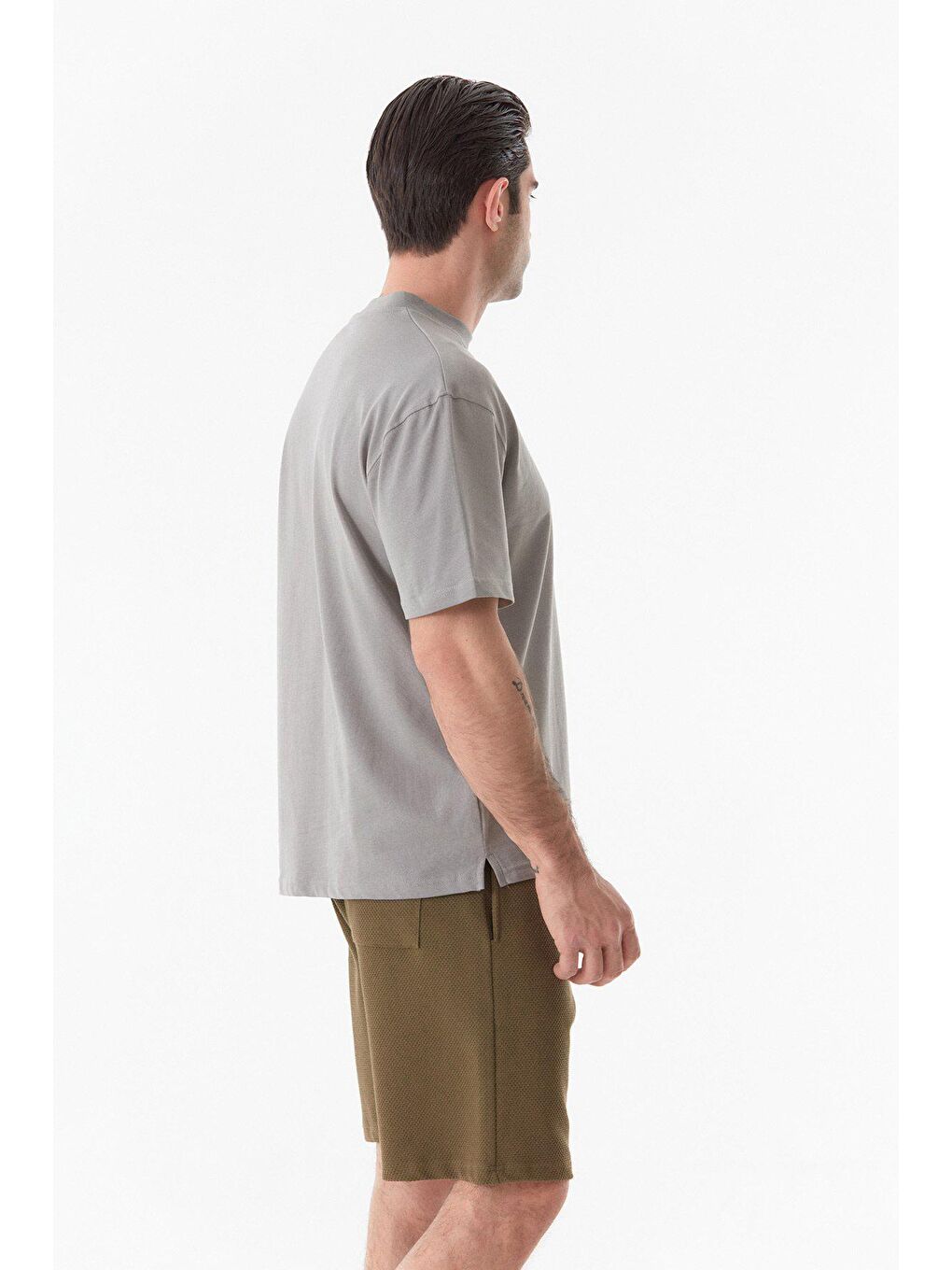 Gri Basic Dik Yaka Tişört-3