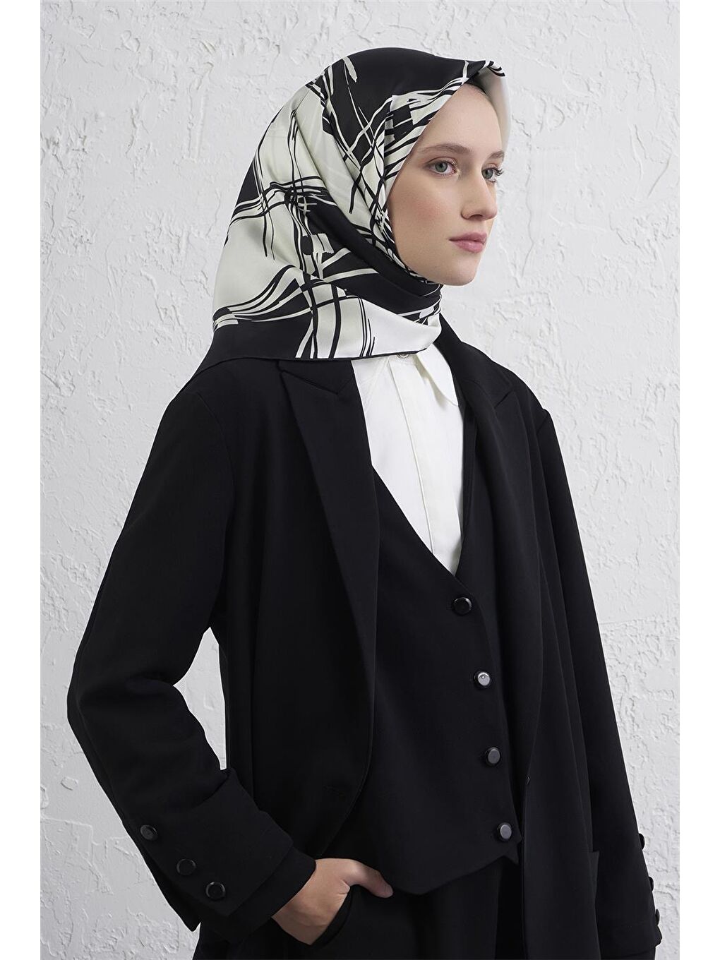 Siyah Geometrik Desenli Saf İpek Twill Eşarp 9442D 01