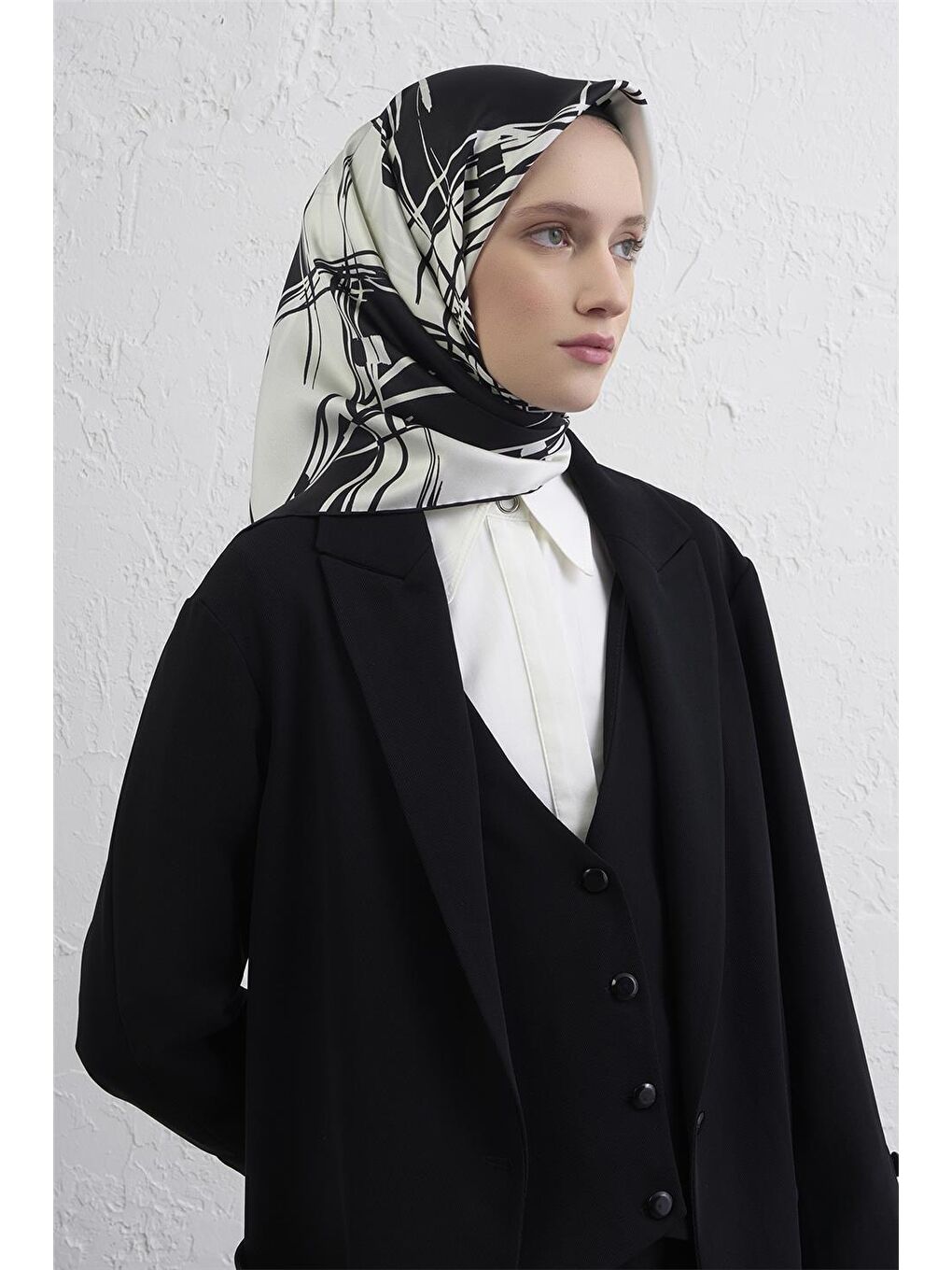 Siyah Geometrik Desenli Saf İpek Twill Eşarp 9442D 01-1