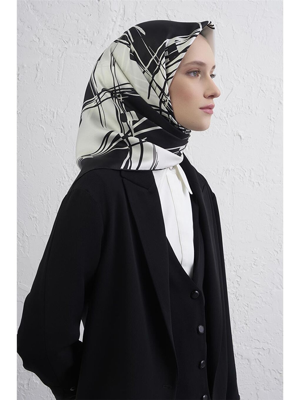 Siyah Geometrik Desenli Saf İpek Twill Eşarp 9442D 01-2