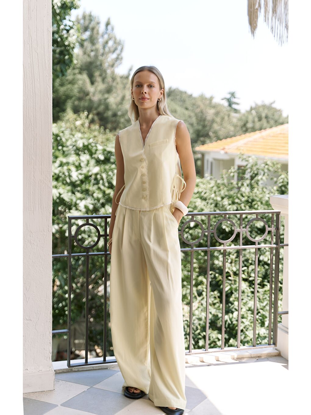 Shonas Bağcık Detay Sarı Yelek Pantolon Takım