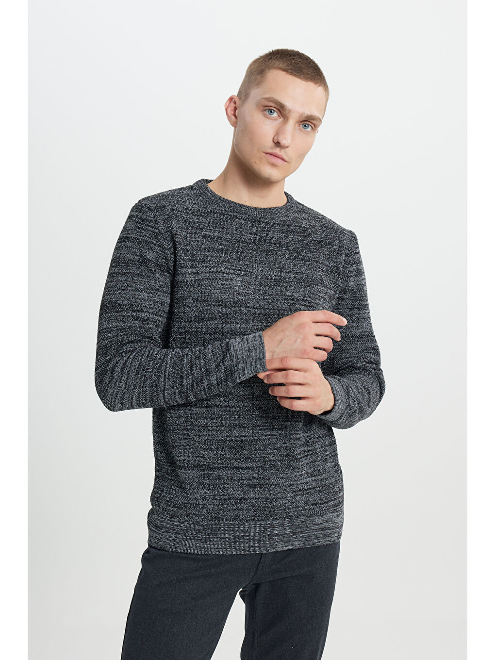 Erkek Siyah-Gri Recycle Standart Fit Normal Kesim Bisiklet Yaka Pirinç Örgü Desenli Triko-2