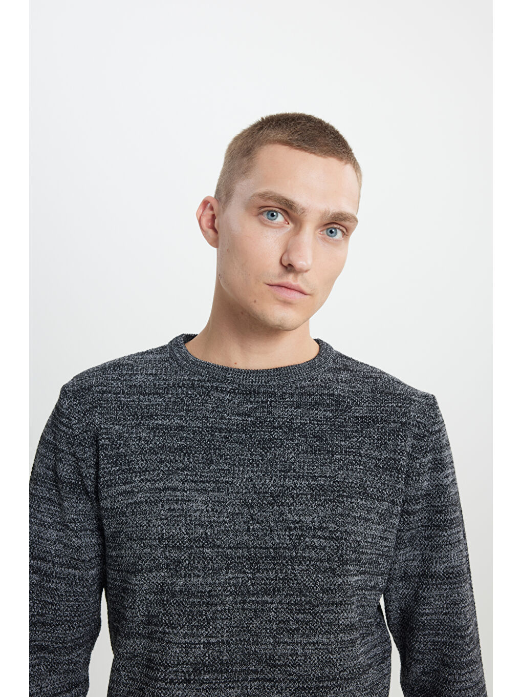 Erkek Siyah-Gri Recycle Standart Fit Normal Kesim Bisiklet Yaka Pirinç Örgü Desenli Triko-4