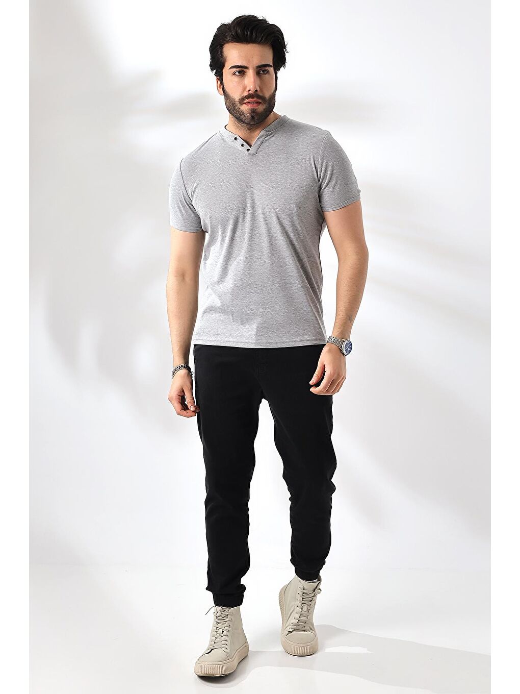 Erkek Gri V Yaka Düğme Detaylı Pamuklu Tişört-1
