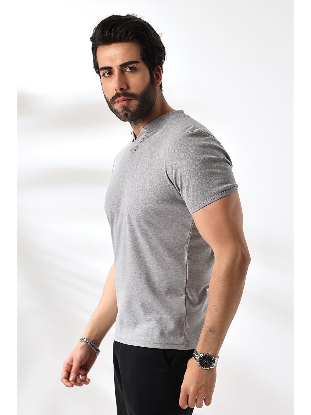 Erkek Gri V Yaka Düğme Detaylı Pamuklu Tişört-2