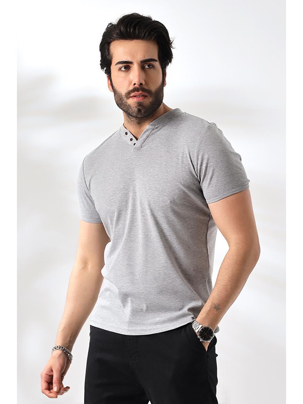 Erkek Gri V Yaka Düğme Detaylı Pamuklu Tişört-3