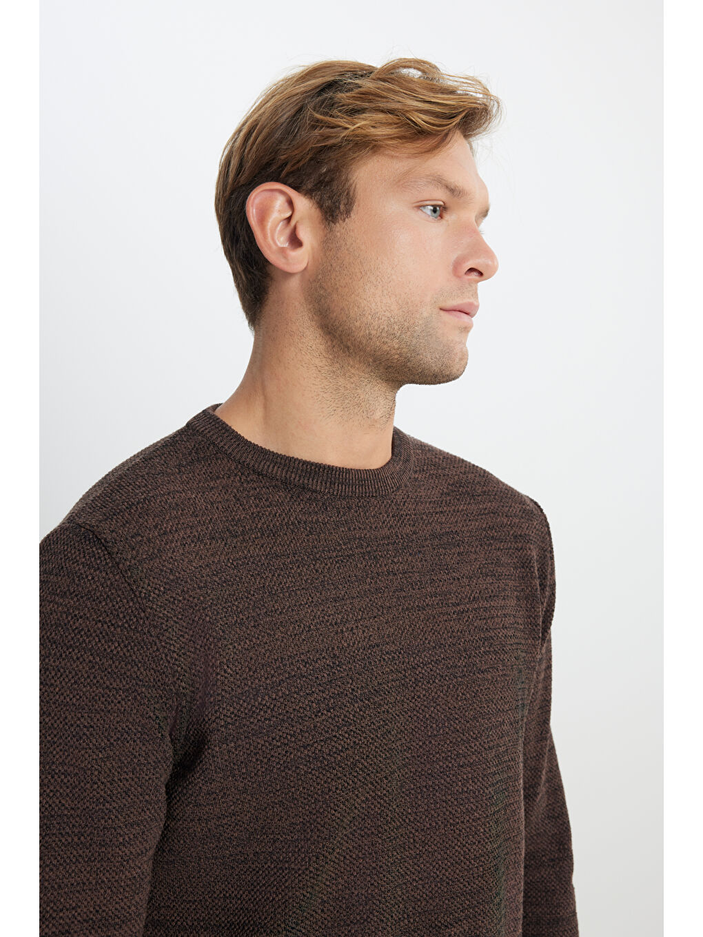 Kahverengi Erkek Kahve-Siyah Recycle Standart Fit Normal Kesim Bisiklet Yaka Pirinç Örgü Desenli Triko-4