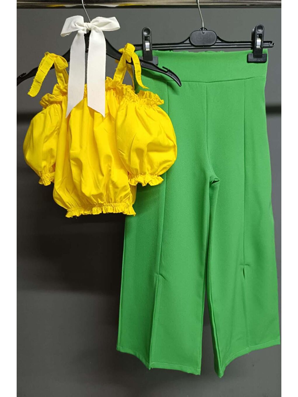 Kız Çocuk Düşük Omuzlu Göğsü ve Beli Manşetli Crop ve Yırtmaç Detaylı Yeşil Alt Üst Takım