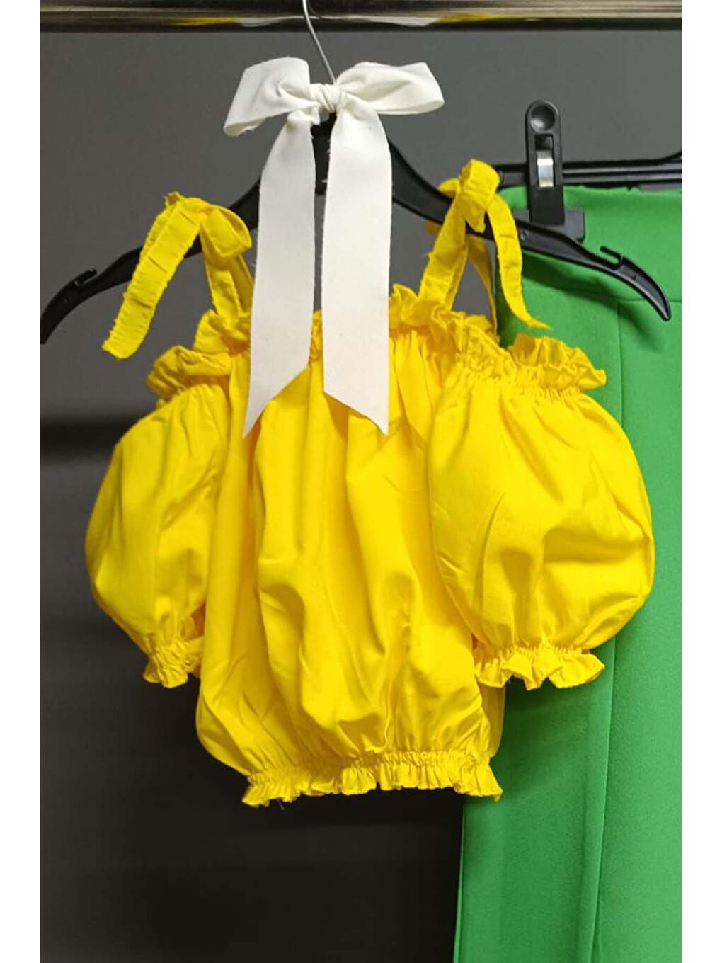 Kız Çocuk Düşük Omuzlu Göğsü ve Beli Manşetli Crop ve Yırtmaç Detaylı Yeşil Alt Üst Takım-1