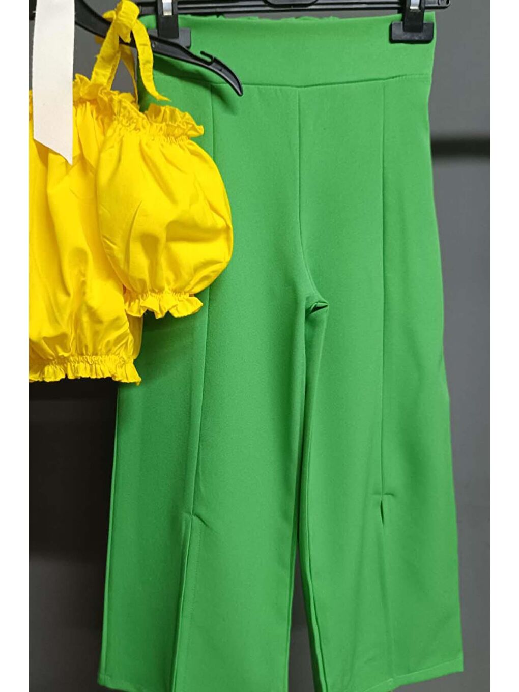 Kız Çocuk Düşük Omuzlu Göğsü ve Beli Manşetli Crop ve Yırtmaç Detaylı Yeşil Alt Üst Takım-2