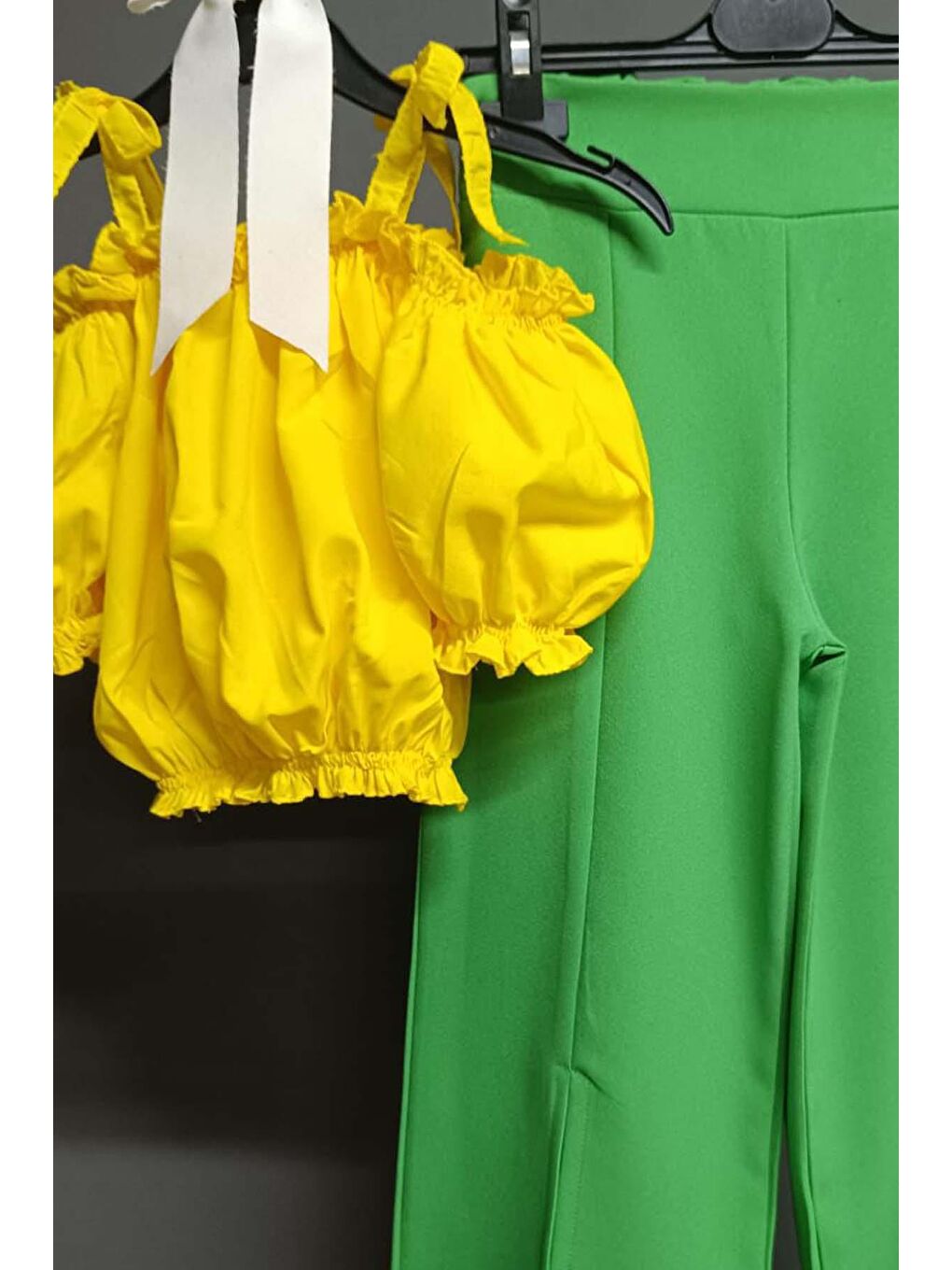 Kız Çocuk Düşük Omuzlu Göğsü ve Beli Manşetli Crop ve Yırtmaç Detaylı Yeşil Alt Üst Takım-3