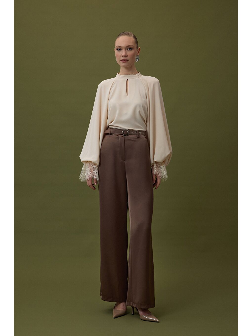 Kahverengi Lisa Kemer Detaylı Saten Pantolon - Kahve
