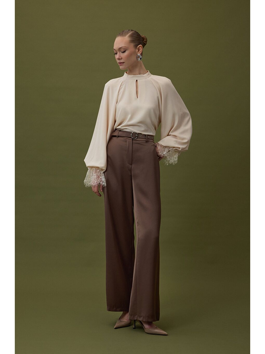 Kahverengi Lisa Kemer Detaylı Saten Pantolon - Kahve-1