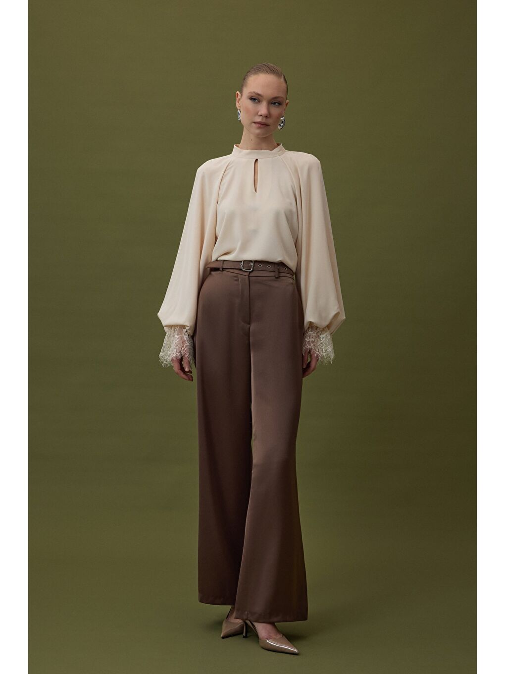 Kahverengi Lisa Kemer Detaylı Saten Pantolon - Kahve-2