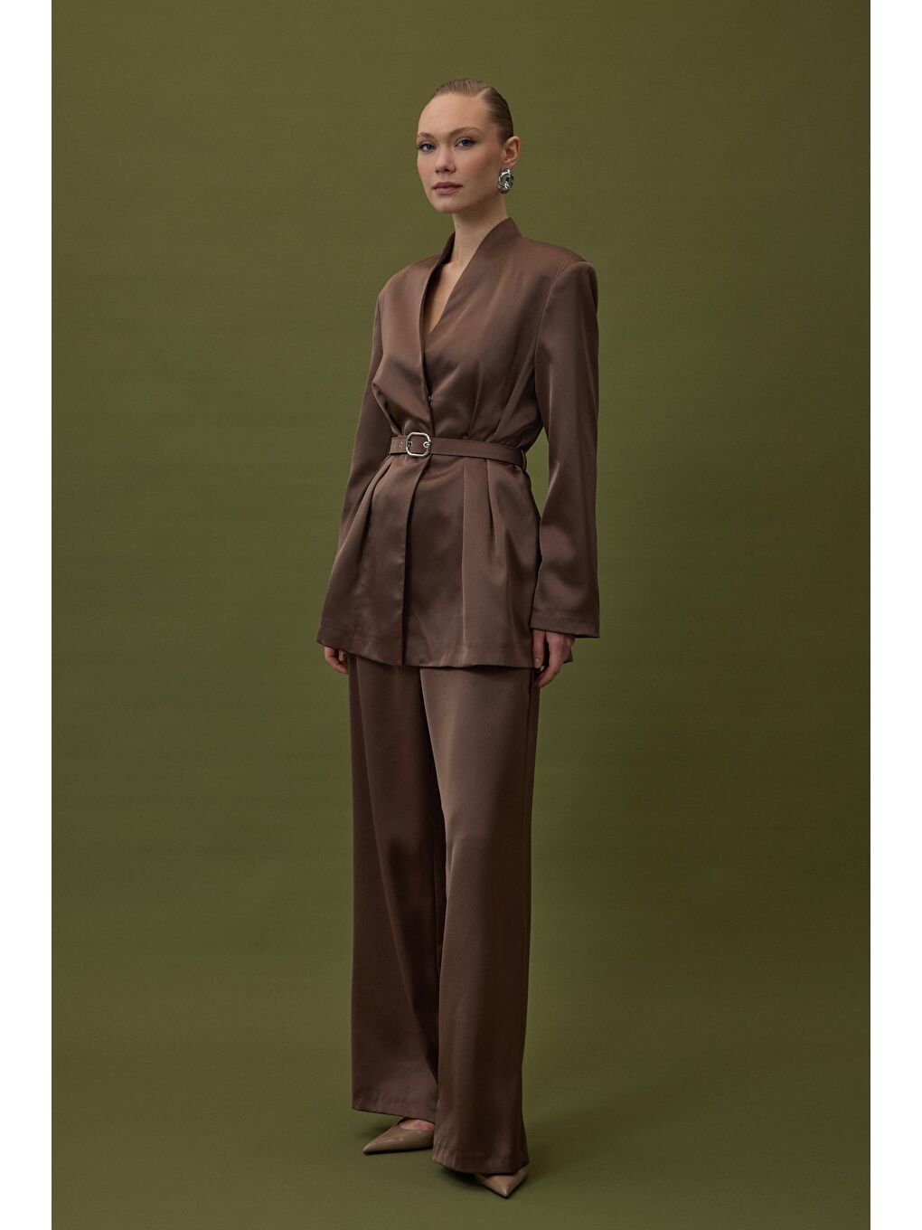 Kahverengi Lisa Kemer Detaylı Saten Pantolon - Kahve-3