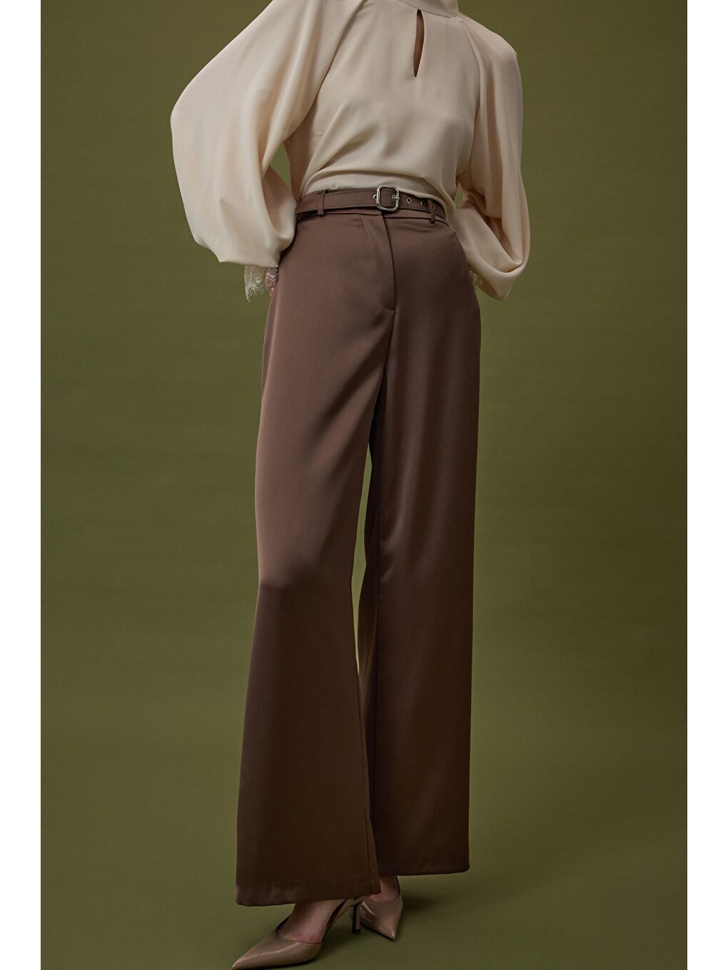 Kahverengi Lisa Kemer Detaylı Saten Pantolon - Kahve-4