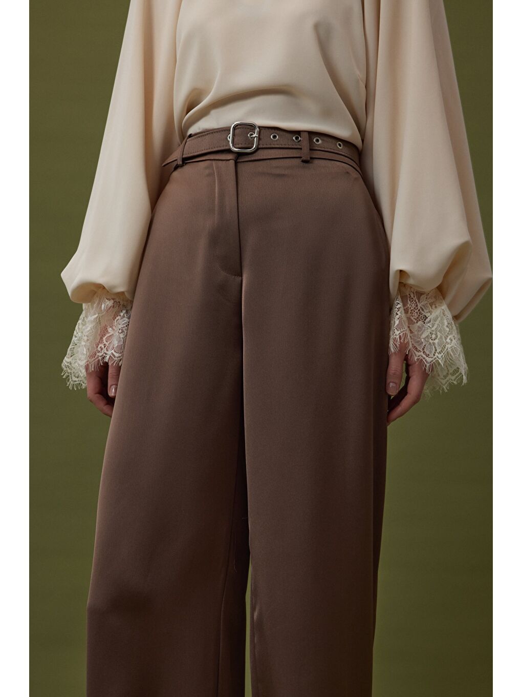Kahverengi Lisa Kemer Detaylı Saten Pantolon - Kahve-5
