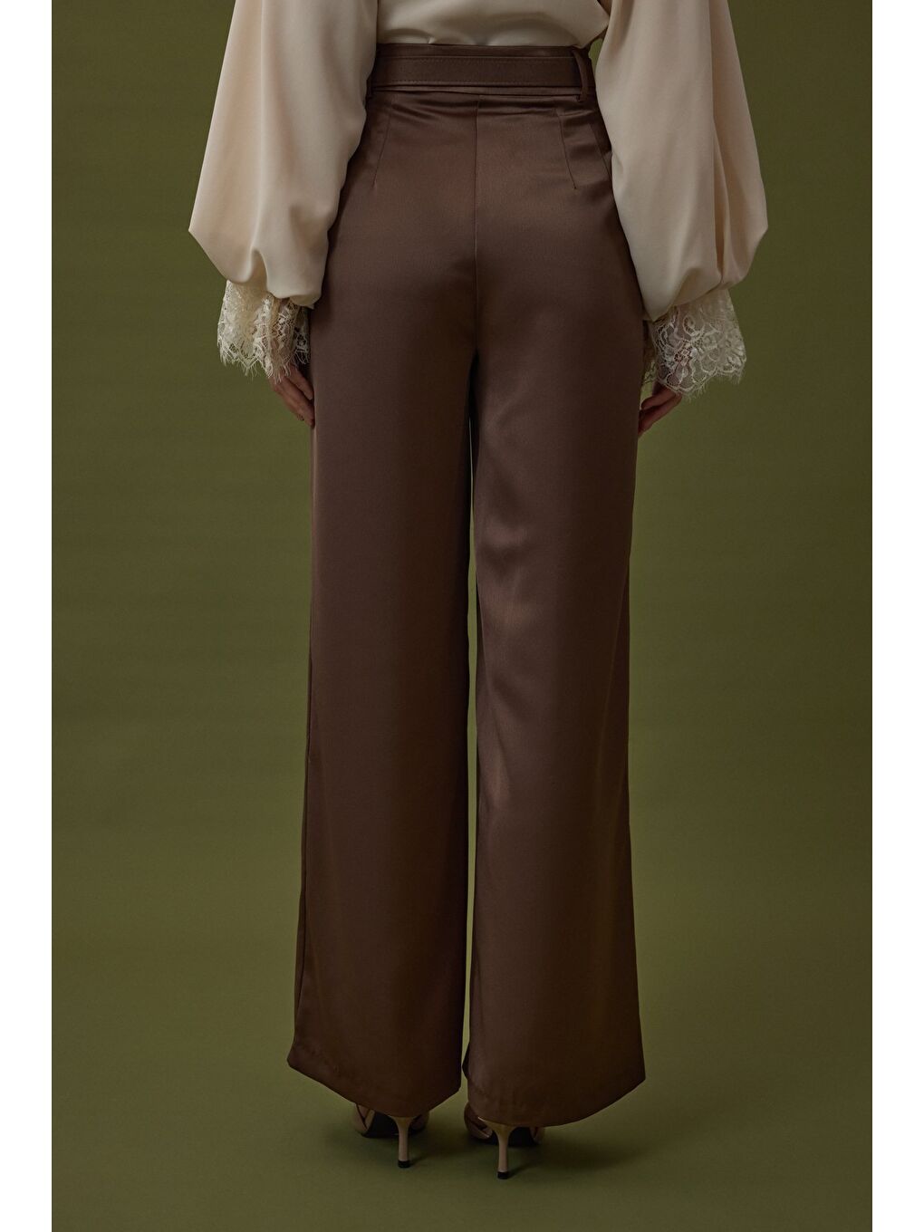 Kahverengi Lisa Kemer Detaylı Saten Pantolon - Kahve-6