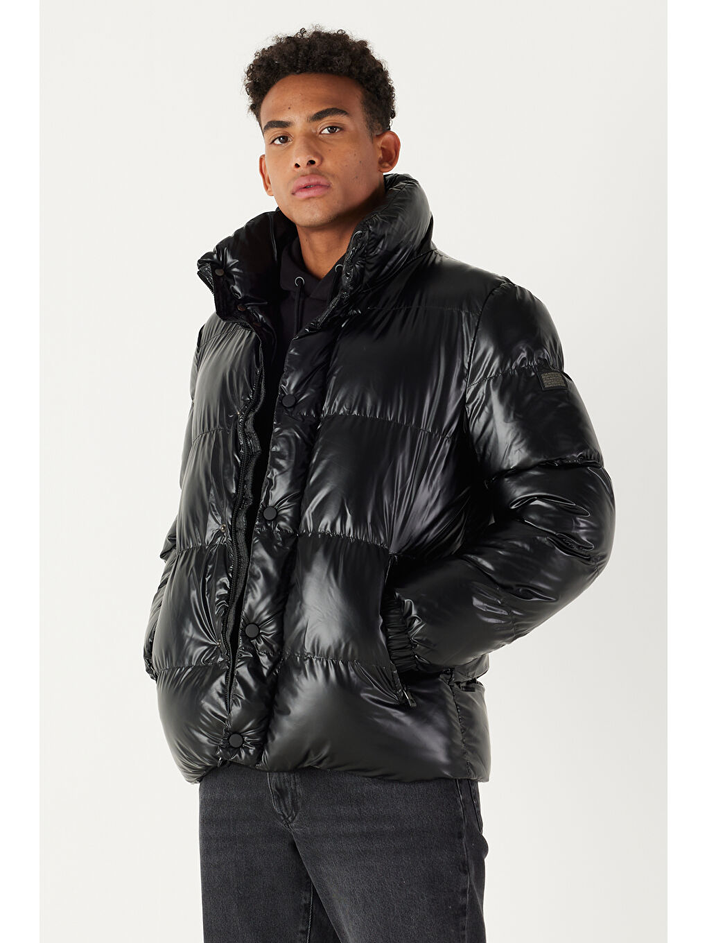 Erkek Siyah Standart Fit Normal Kesim Dik Yaka Su ve Soğuk Geçirmez Isı tutucu Parlak Mont-2