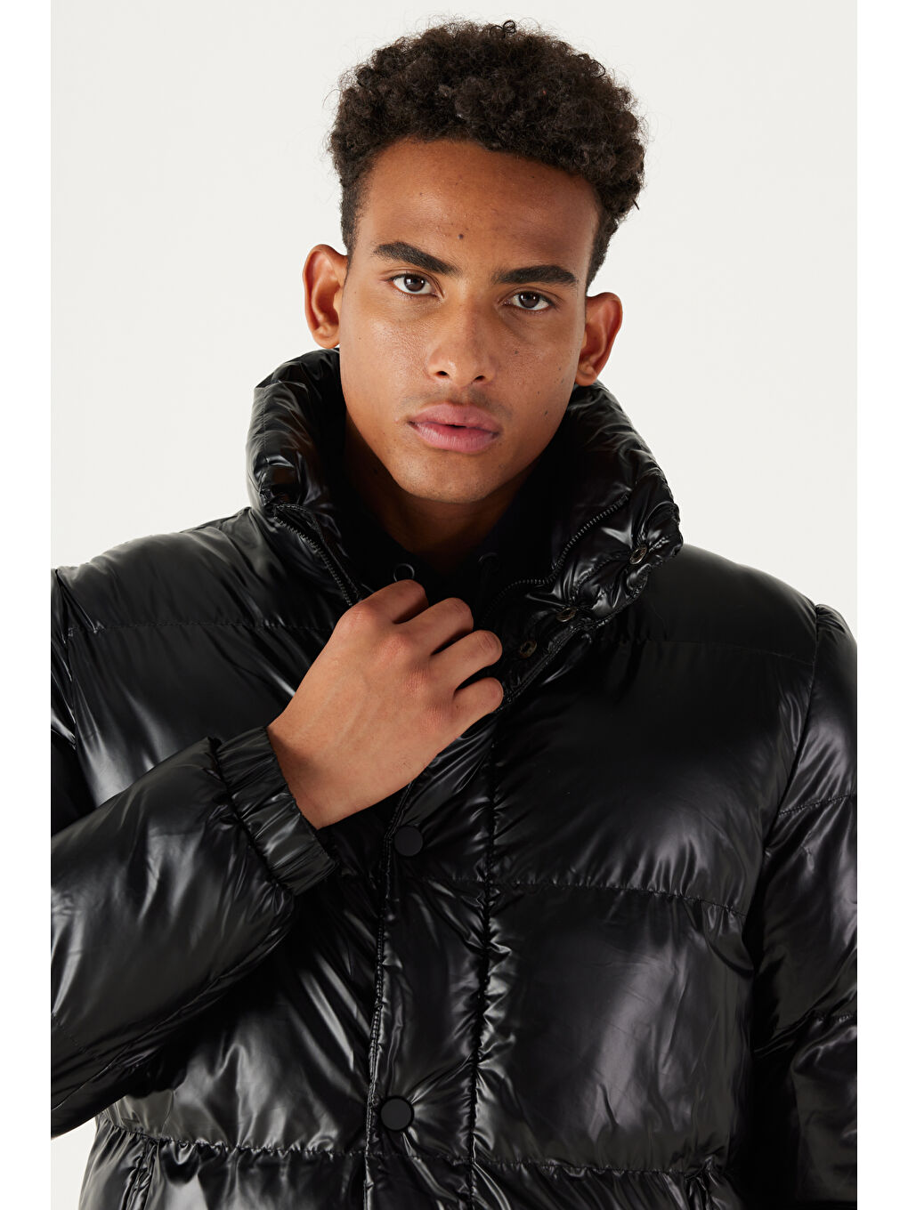 Erkek Siyah Standart Fit Normal Kesim Dik Yaka Su ve Soğuk Geçirmez Isı tutucu Parlak Mont-8