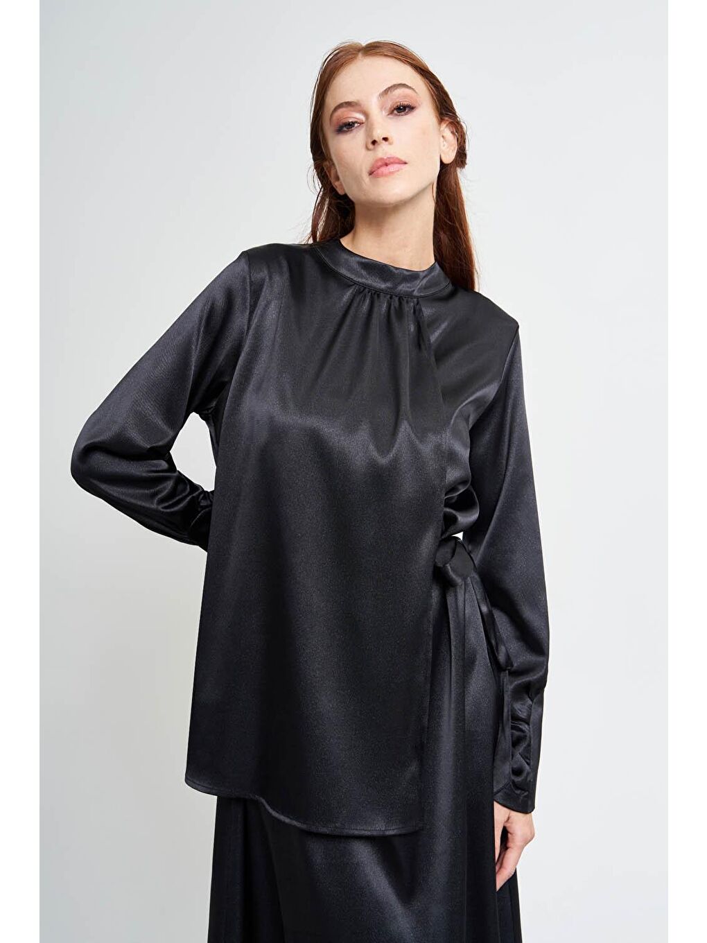 Önü Pile Parçalı Saten Siyah Elbise-4