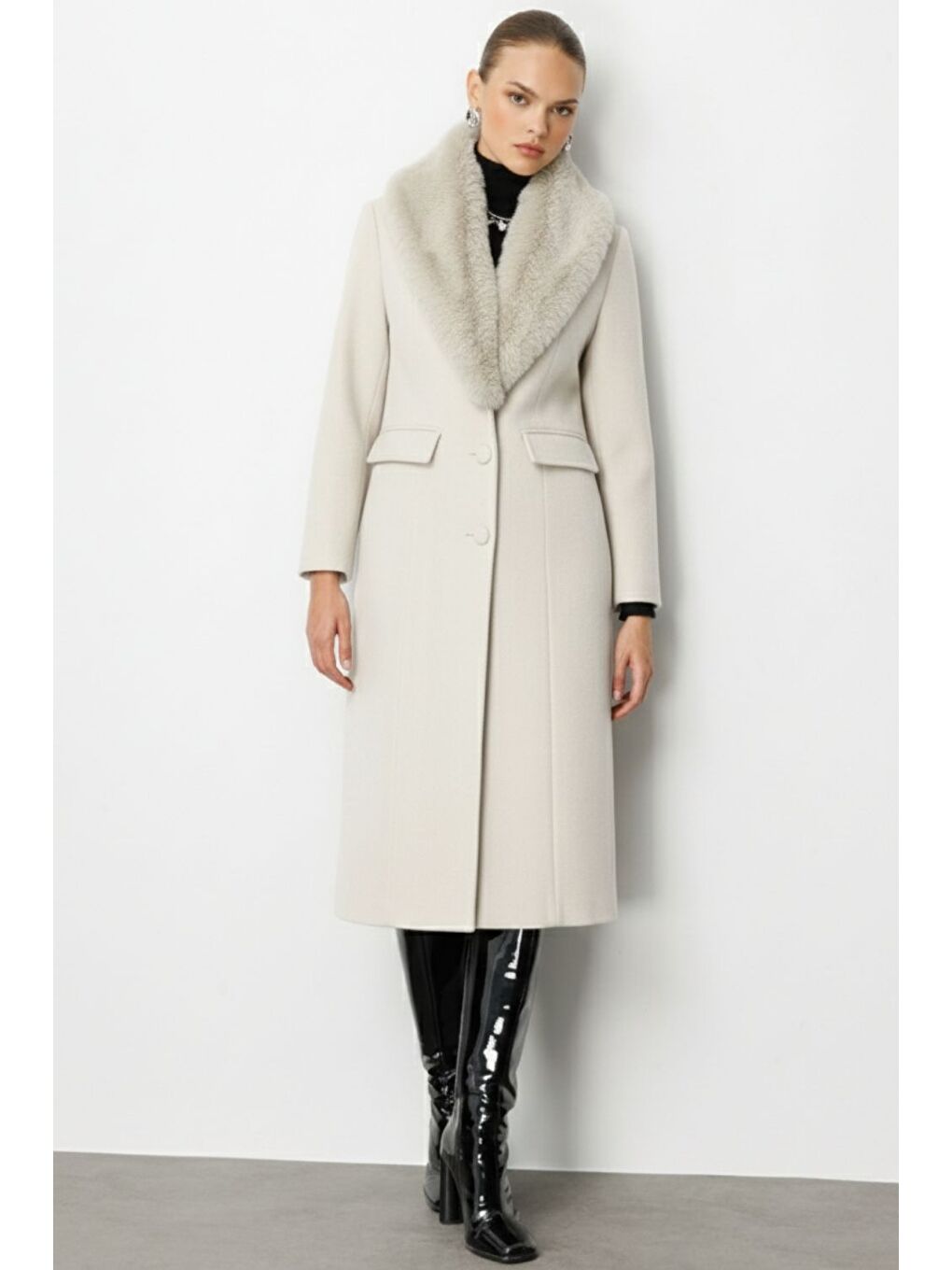 Yakası Kürklü Uzun Bej Rengi Yünlü Kaşe Palto