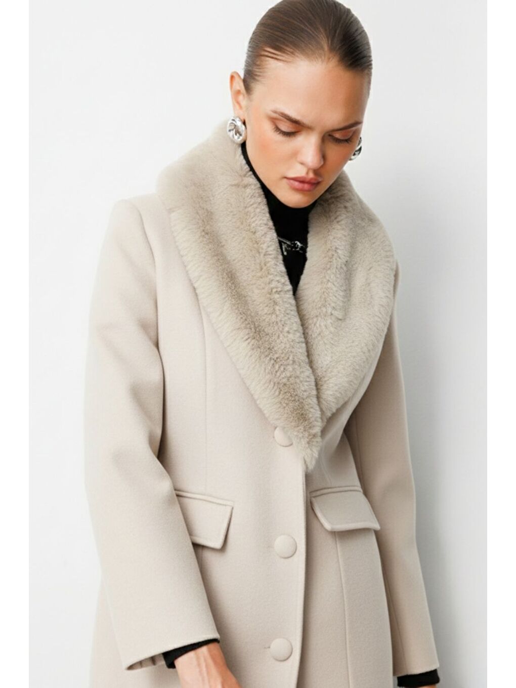 Yakası Kürklü Uzun Bej Rengi Yünlü Kaşe Palto-1
