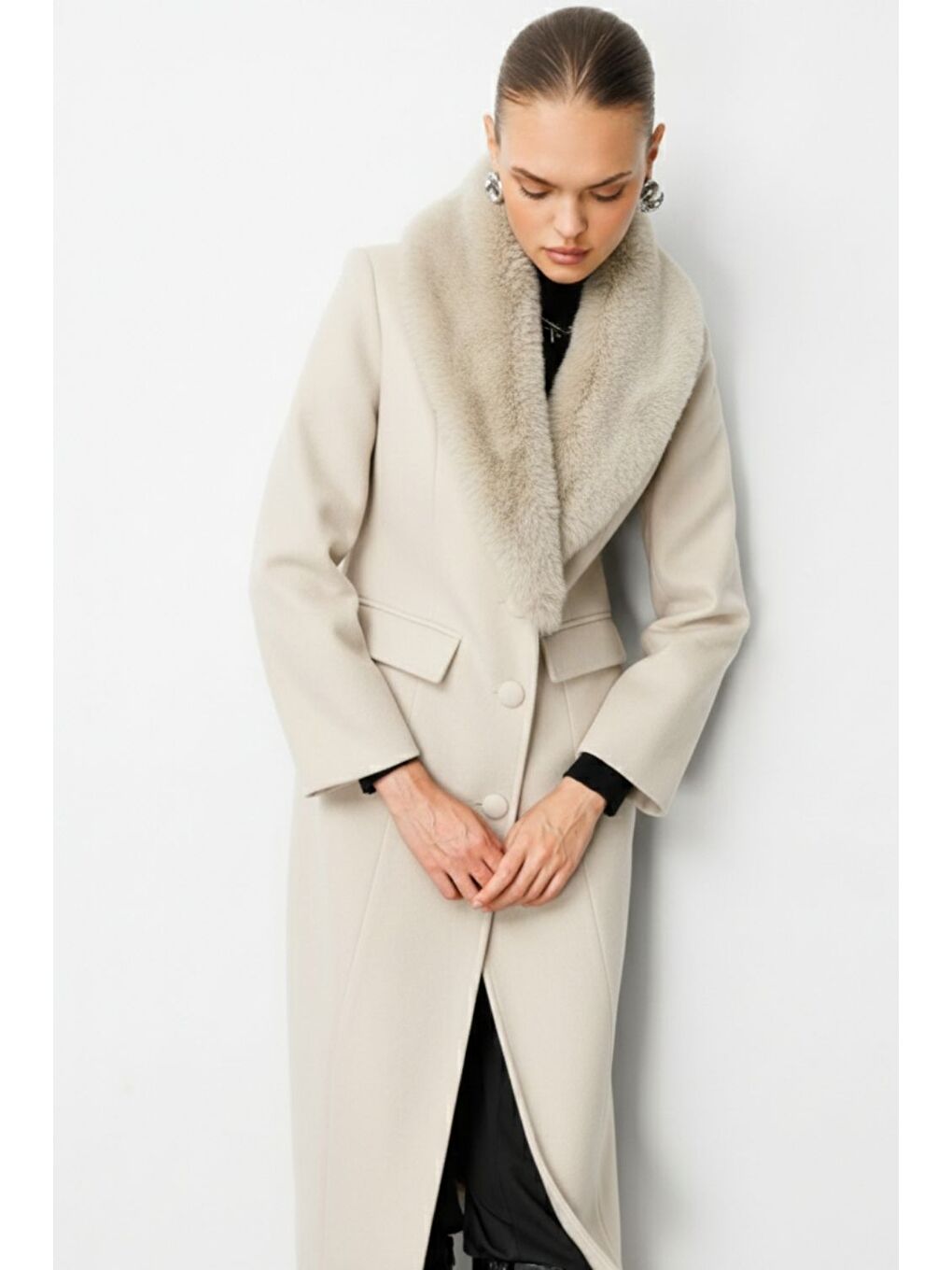 Yakası Kürklü Uzun Bej Rengi Yünlü Kaşe Palto-2