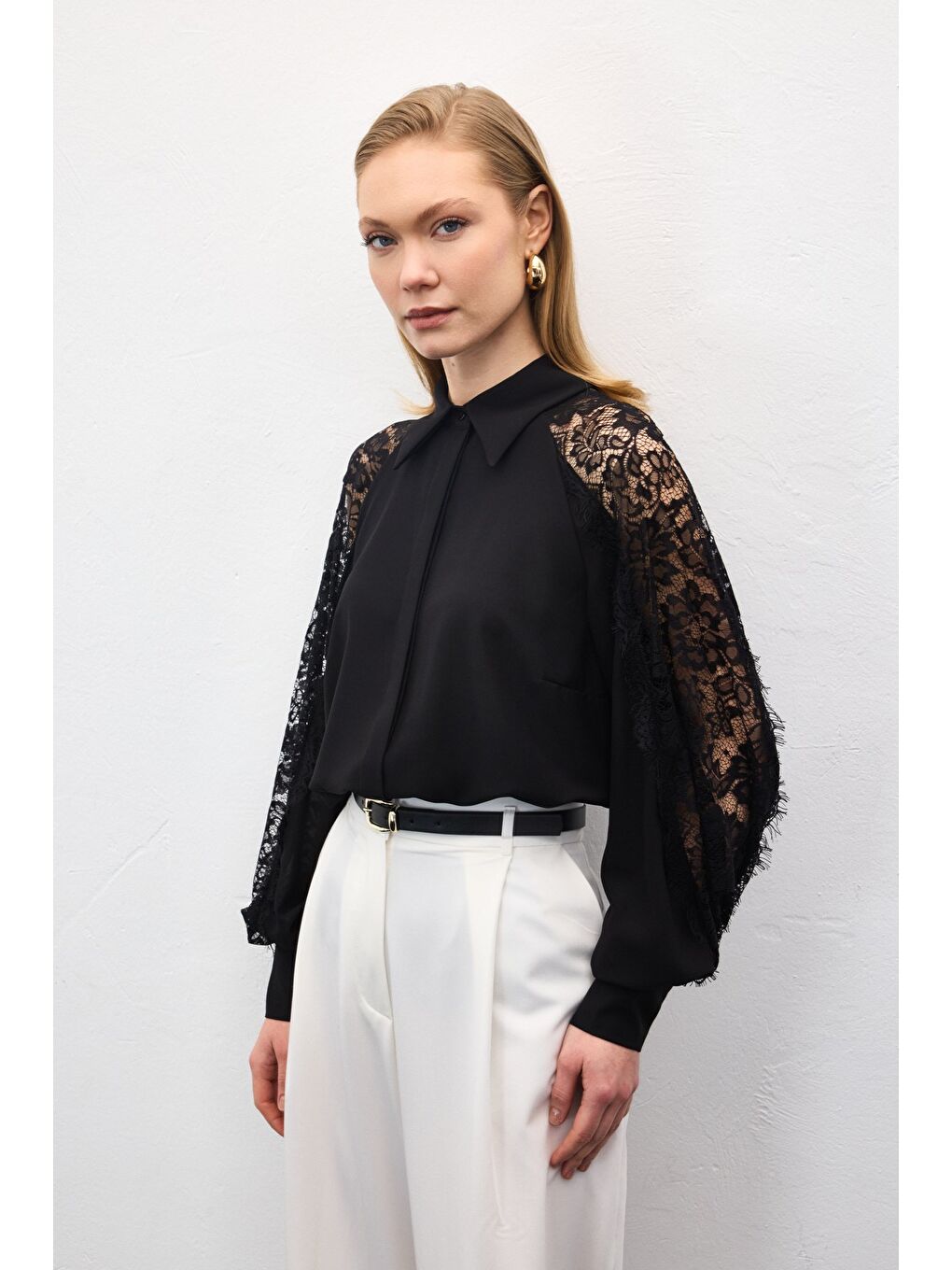 Kolları Dantel Detaylı Gömlek - Siyah-1