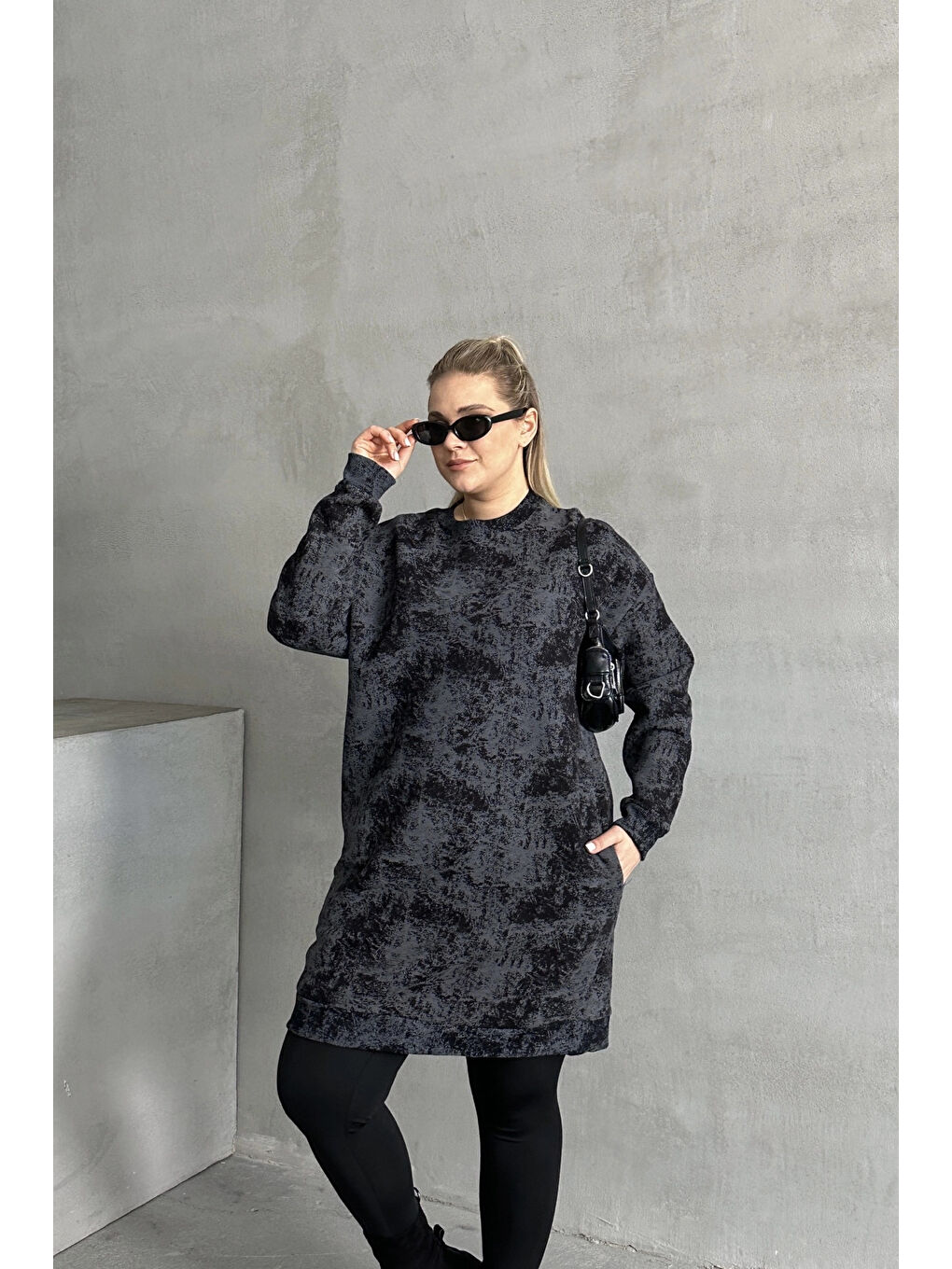 Siyah Büyük Beden Uzun Kollu Bisiklet Yaka Cepli Desenli Elbise 304007-1