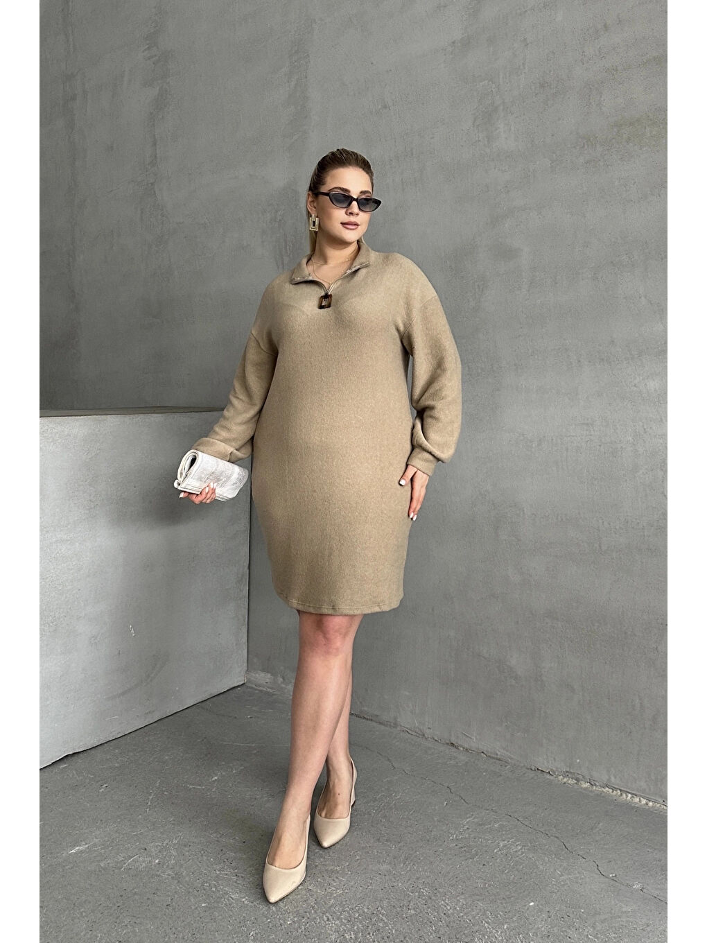 Kahverengi Büyük Beden Uzun Kollu Yumuşak Dokulu Yakası Fermuarlı Triko Elbise 106-37-1