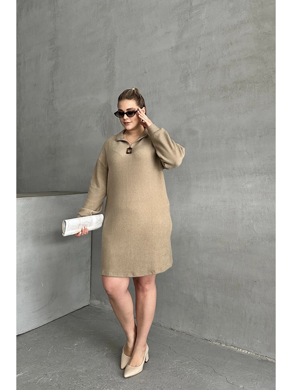 Kahverengi Büyük Beden Uzun Kollu Yumuşak Dokulu Yakası Fermuarlı Triko Elbise 106-37-3