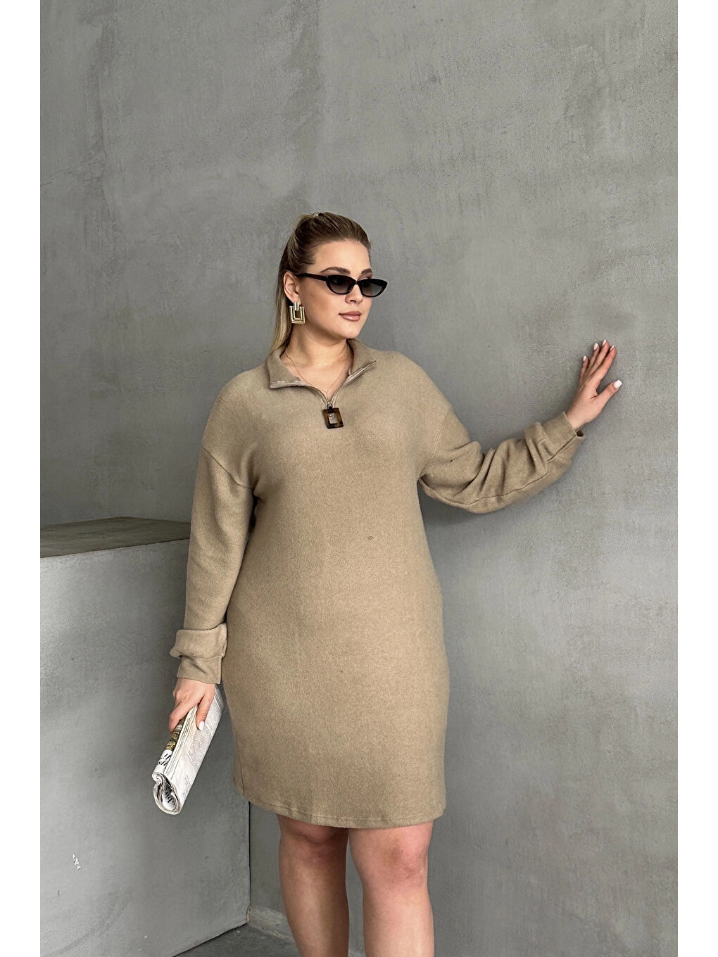 Kahverengi Büyük Beden Uzun Kollu Yumuşak Dokulu Yakası Fermuarlı Triko Elbise 106-37-4
