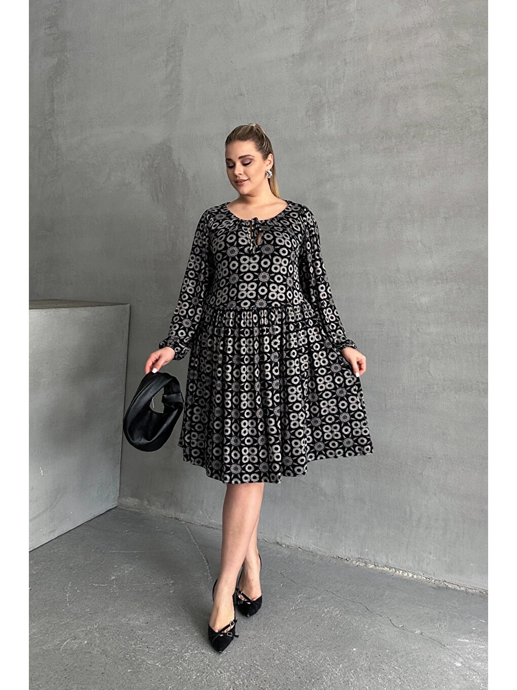 Siyah Büyük Beden Uzun Kollu Yakası Bağlamalı Eteği Pileli Elbise 100-75