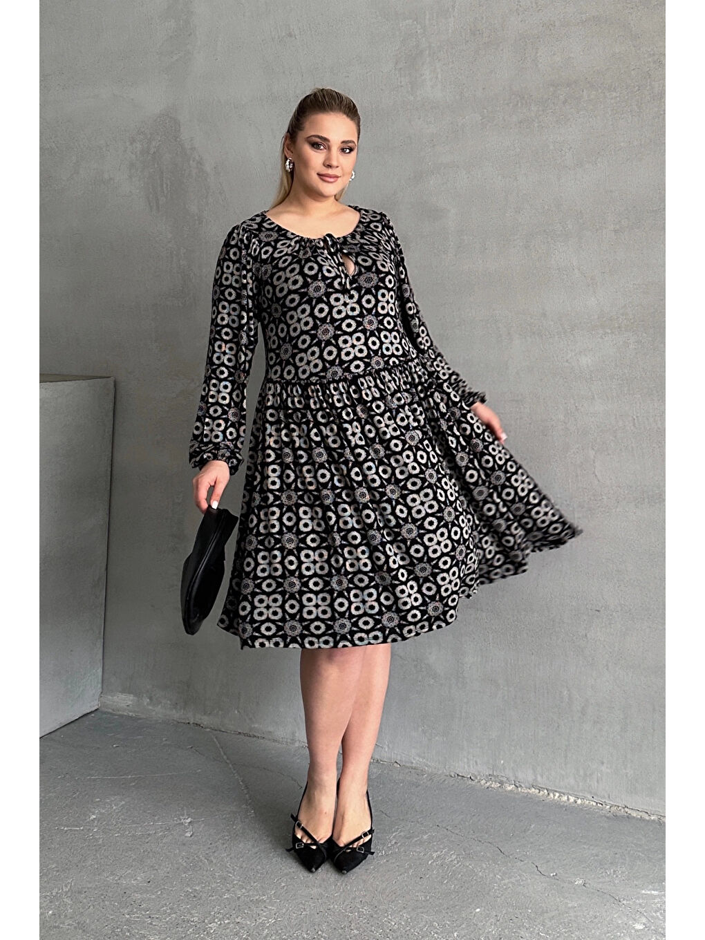 Siyah Büyük Beden Uzun Kollu Yakası Bağlamalı Eteği Pileli Elbise 100-75-1