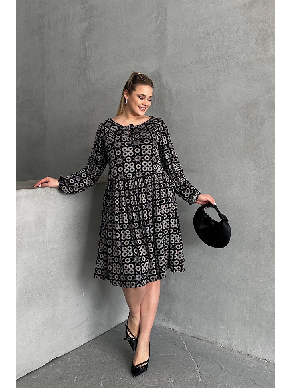 Siyah Büyük Beden Uzun Kollu Yakası Bağlamalı Eteği Pileli Elbise 100-75-3