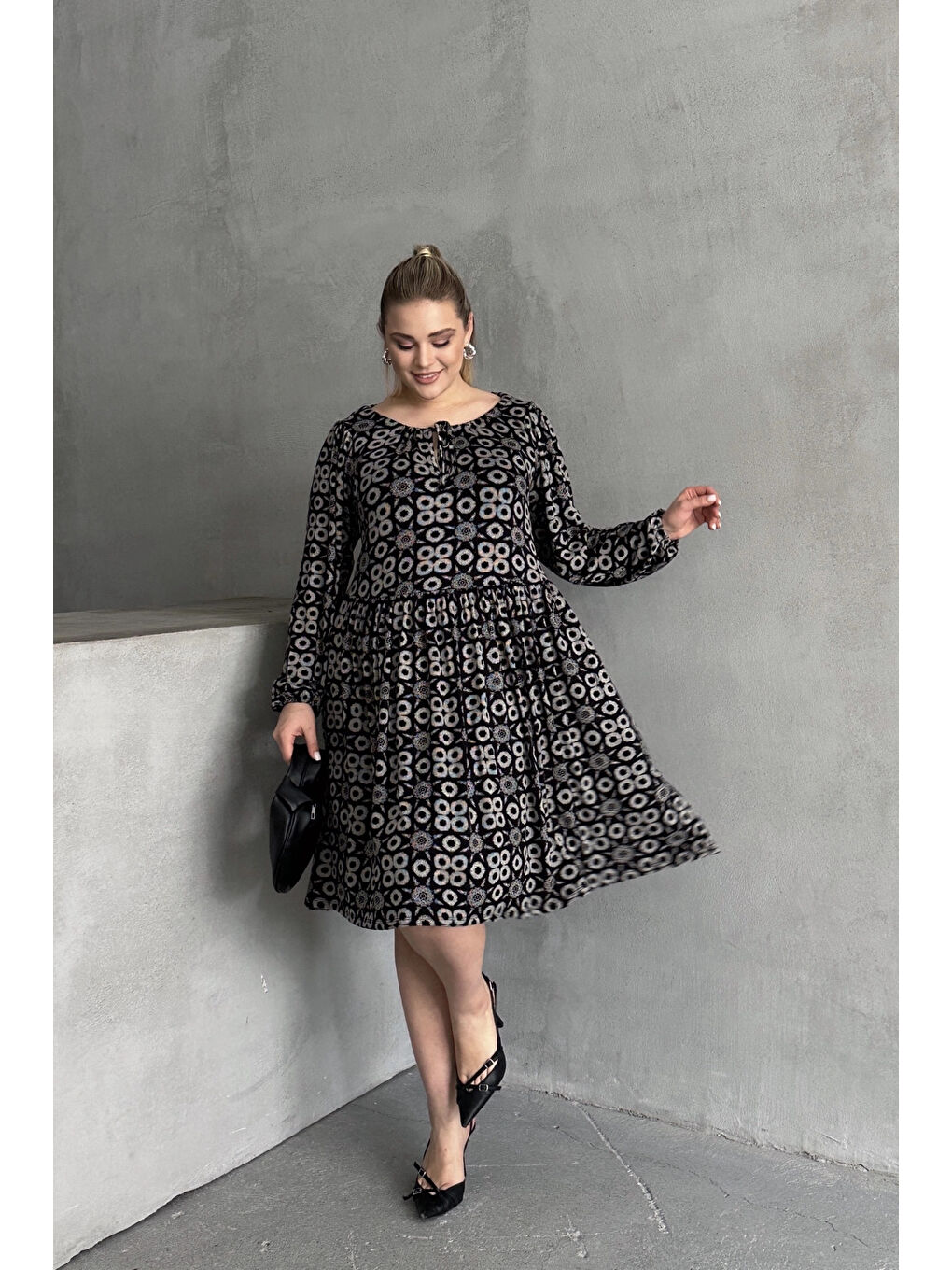 Siyah Büyük Beden Uzun Kollu Yakası Bağlamalı Eteği Pileli Elbise 100-75-4