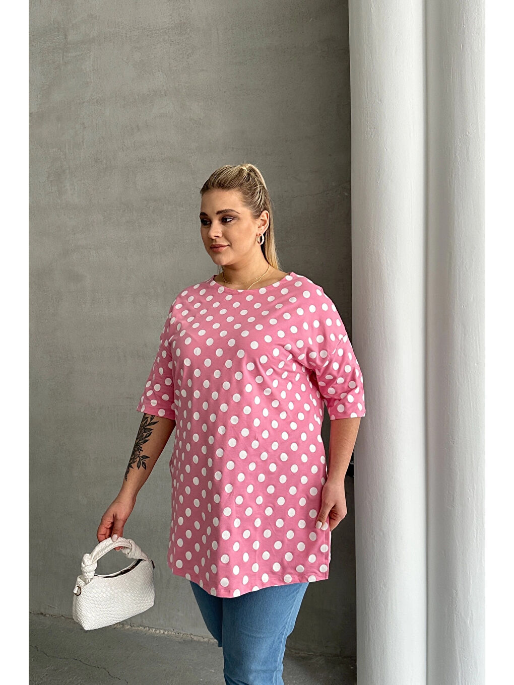 Pembe Büyük Beden Kısa Kollu Bisiklet Yaka Yanları Yırtmaçlı Puantiyeli Bluz 98-55-1