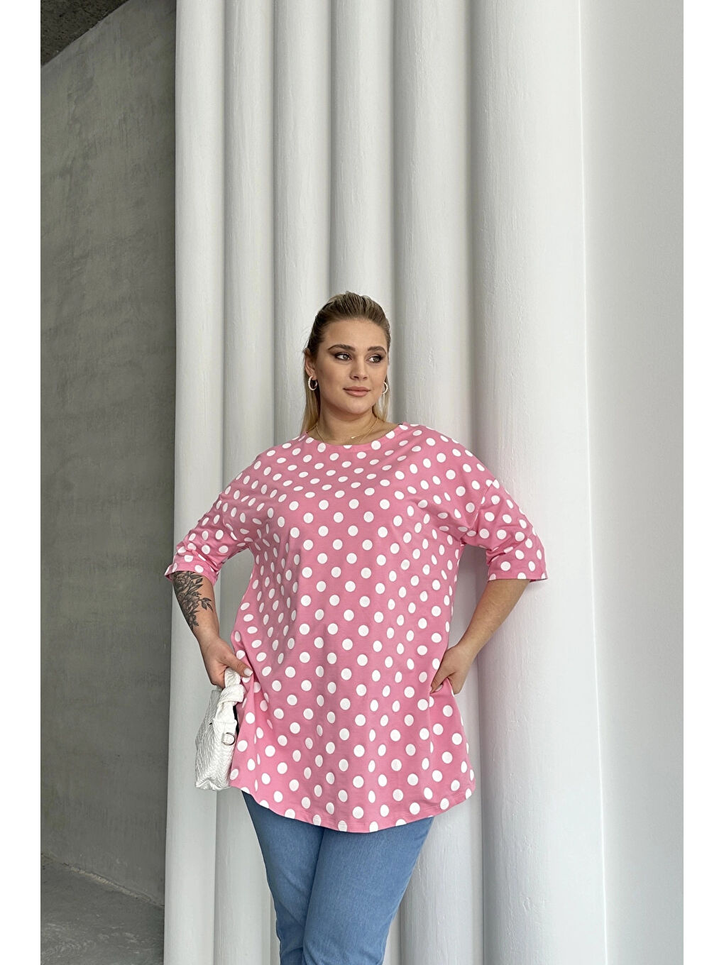 Pembe Büyük Beden Kısa Kollu Bisiklet Yaka Yanları Yırtmaçlı Puantiyeli Bluz 98-55-3