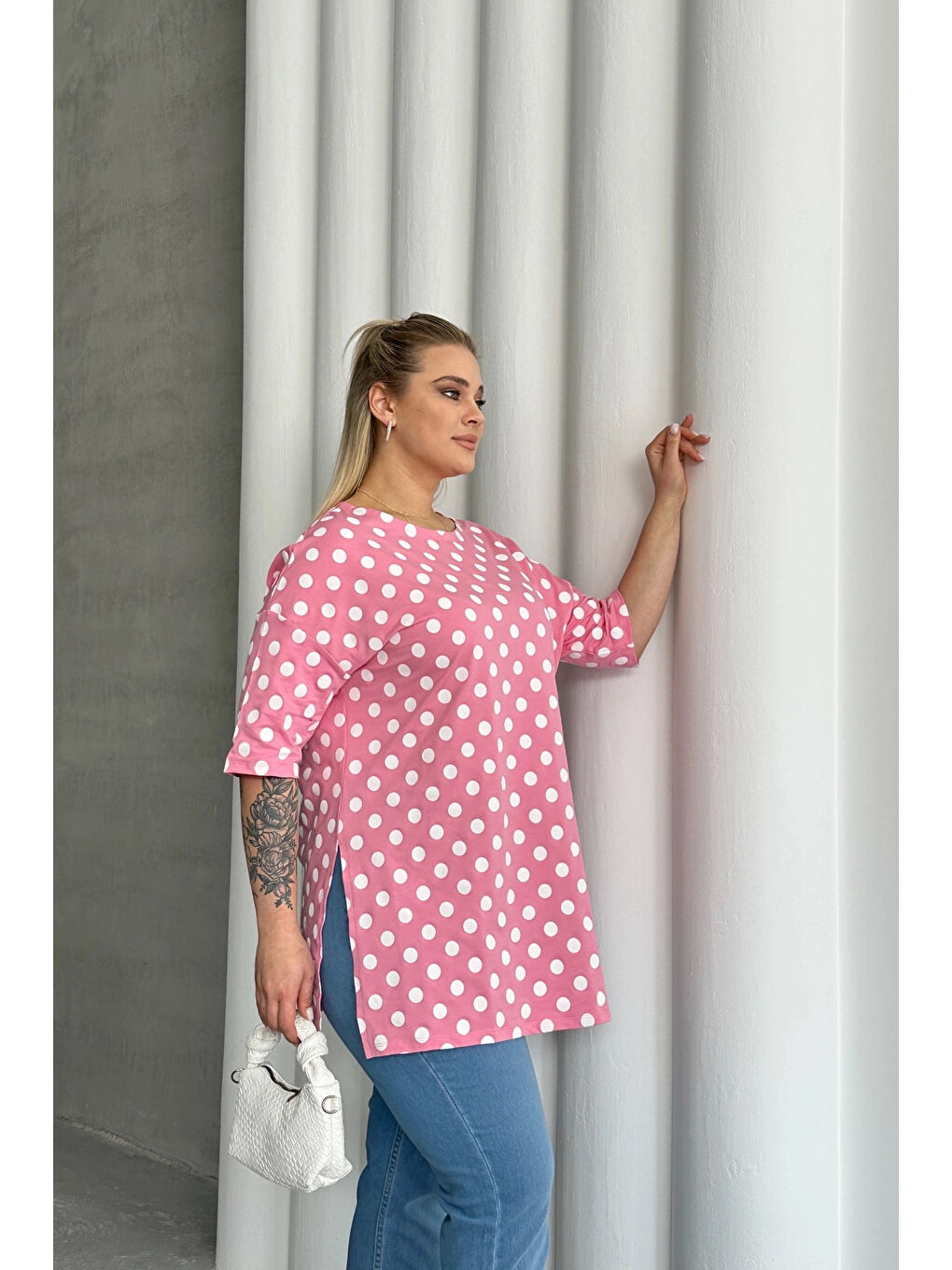 Pembe Büyük Beden Kısa Kollu Bisiklet Yaka Yanları Yırtmaçlı Puantiyeli Bluz 98-55-4