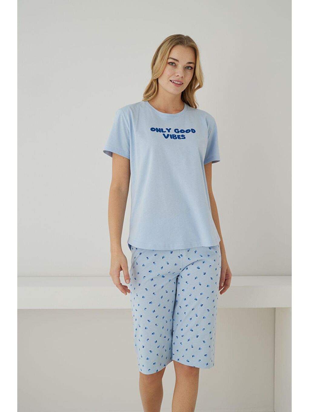 Kadın %100 Organik Pamuk Mavi Çiçek Desenli Kısa Kollu Kapri Doğal Pijama Takımı