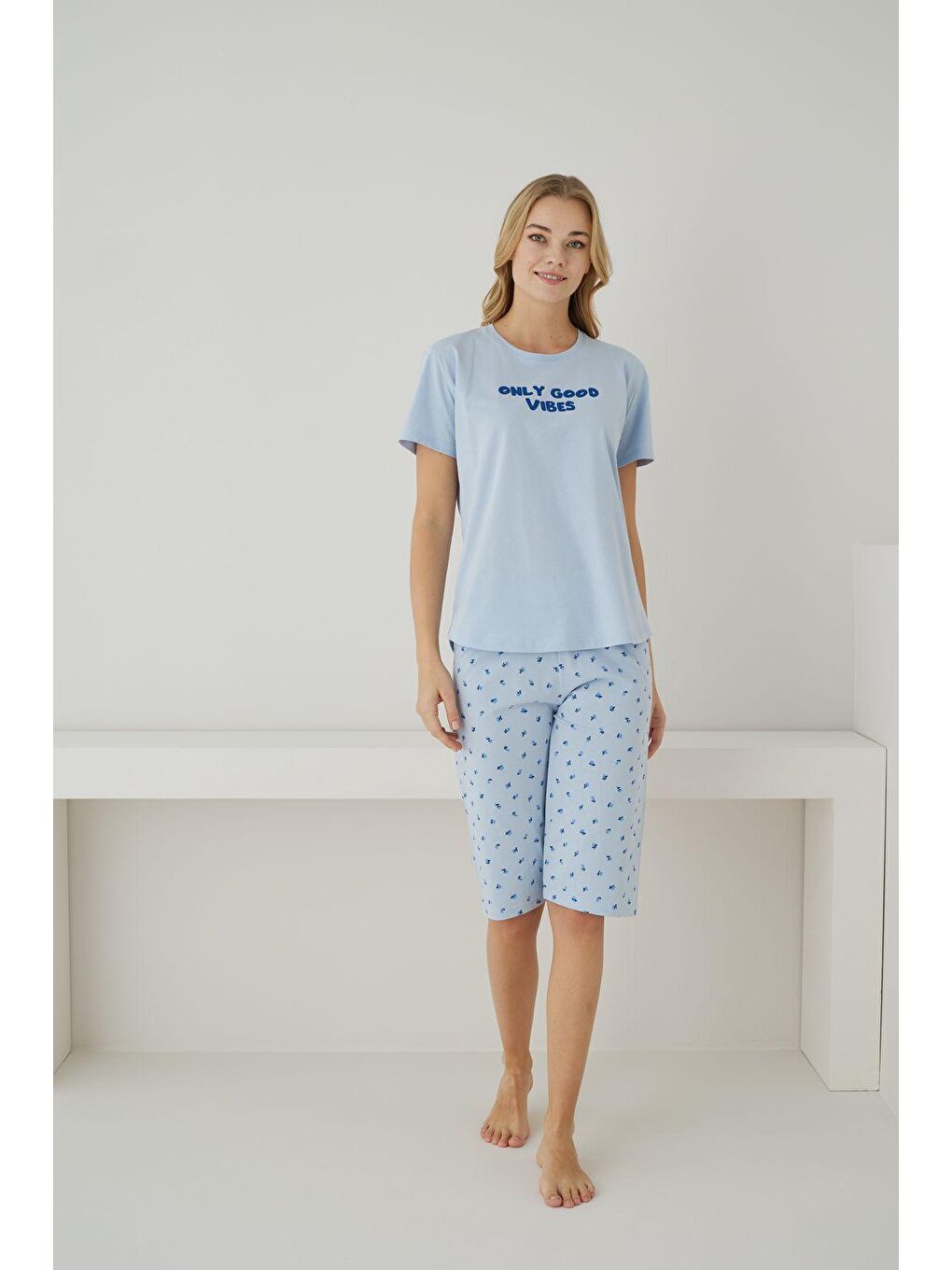 Kadın %100 Organik Pamuk Mavi Çiçek Desenli Kısa Kollu Kapri Doğal Pijama Takımı-1