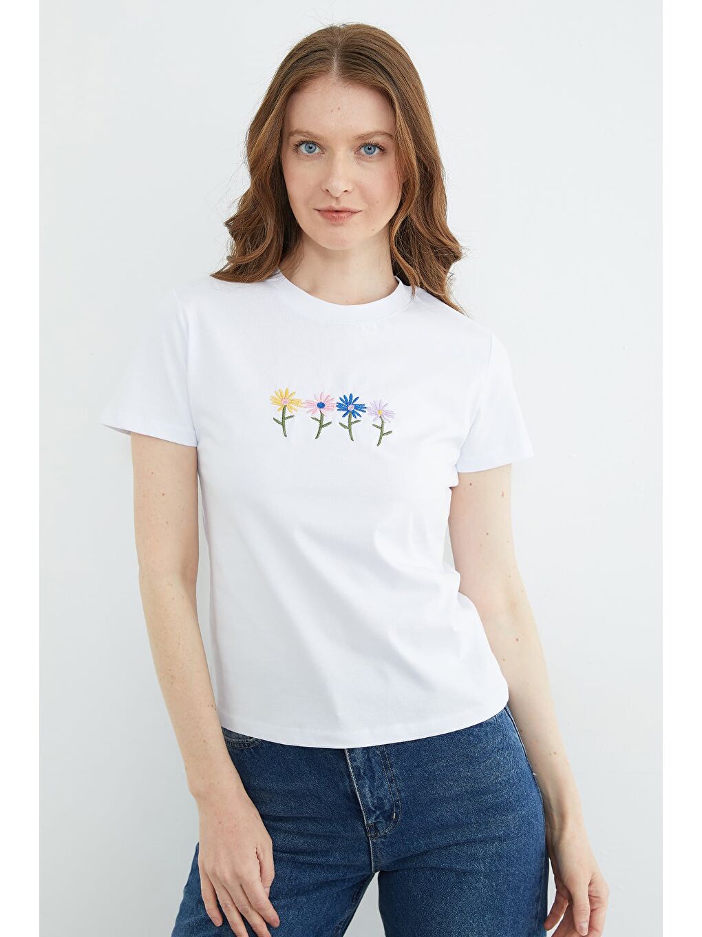 Beyaz Çiçek Nakışlı Bisiklet Yaka Tişört