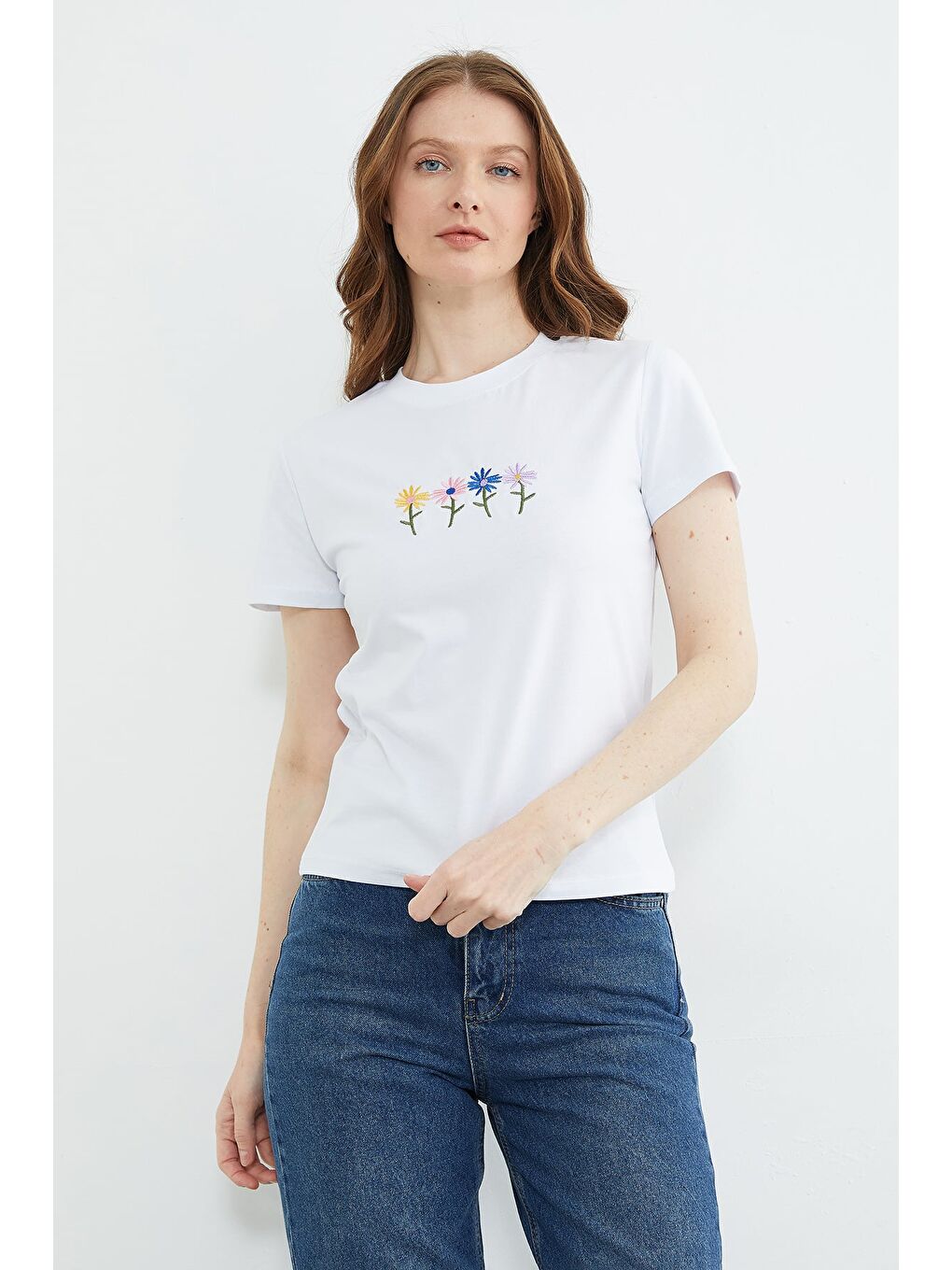 Beyaz Çiçek Nakışlı Bisiklet Yaka Tişört-1