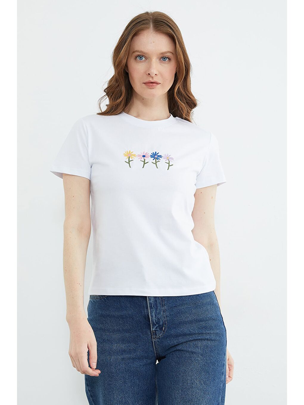 Beyaz Çiçek Nakışlı Bisiklet Yaka Tişört-2